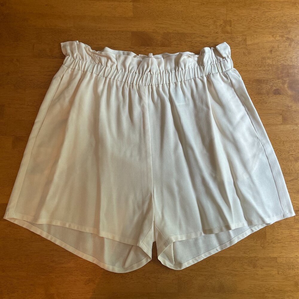 Size 16 H&M off-white paperbag shorts
